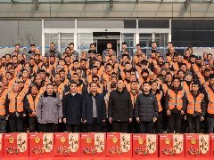 情系農(nóng)民工 蛇年送祝?！A兆控股為優(yōu)秀農(nóng)民工發(fā)放春節(jié)禮品